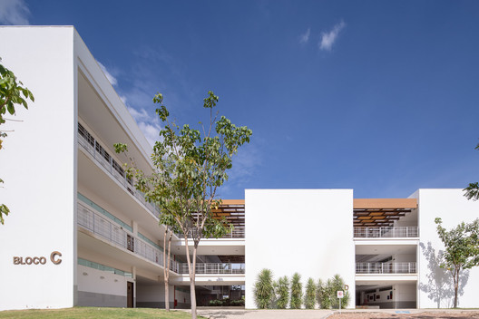 Unileão Educational Pavilions / Lins Arquitetos Associados Unileão Educational Pavilions / Lins Arquitetos Associados - Exterior Photography, Facade