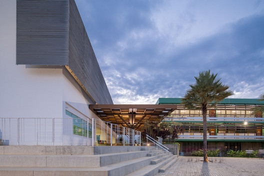 Unileão Educational Pavilions / Lins Arquitetos Associados Unileão Educational Pavilions / Lins Arquitetos Associados - Exterior Photography, Stairs, Handrail