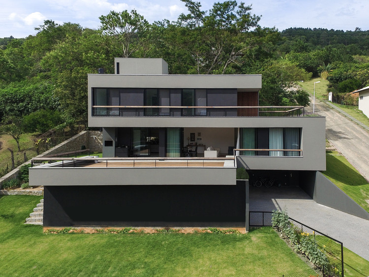 Itacorubi House / Mari Girardi Arquitetos Associados - Exterior Photography, Facade, Concrete