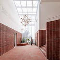 竹制公司总部，一半红砖一半聚碳酸酯玻璃 / STARSIS - 室内图, 砖