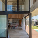 Casa quincho / Estudio VA arquitectos - Fotografía interior, Casas, Terraza, Fachada, Puerta, Fijación Vigas, Barandas, Balcón, Mesas, Sillas, Bancas