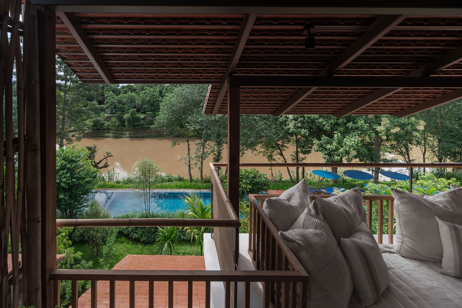 Hotel Raya Heritage / BOONDESIGN - Fotografia de Interiores, Viga, Balcão