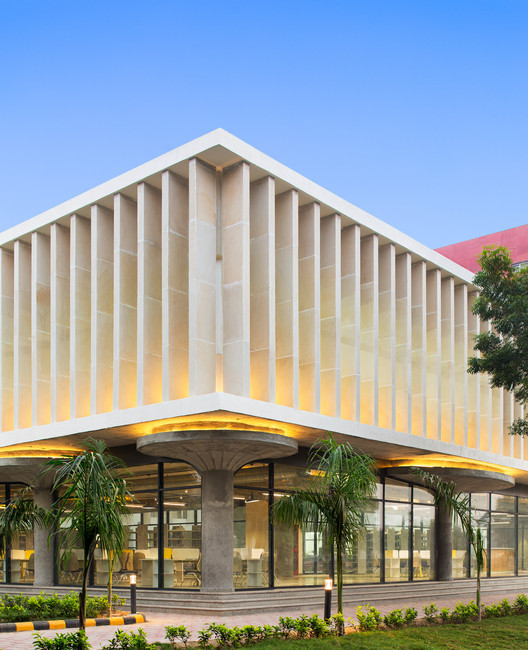 Vidya Devi Jindal Paramedical College / SpaceMatters - Exterior Photography, Column