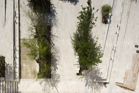 How to Choose Pavements for High-Traffic Public Spaces  - Image 4 of 21