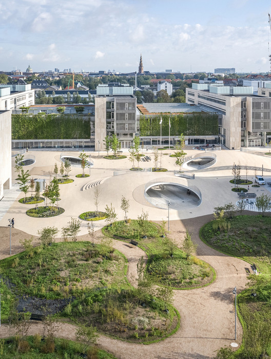 How to Choose Pavements for High-Traffic Public Spaces  - Image 17 of 21