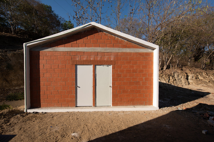 Vivienda Social en Pinotepa Nacional / HDA: Hector Delmar Arquitectura + M+N Diseño - Fotografía exterior, Puerta