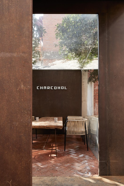 Restaurante e Bar de Coquetéis CHARCOHOL / Studio8 Restaurante e Bar de Coquetéis CHARCOHOL / Studio8 - Fotografia de Interiores, Concreto