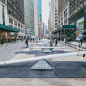 Intervención lúdica de diseño urbano invita a detenerse y jugar en Nueva York - Image 4 of 4