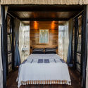 Casas en los árboles en Acre / FabrikG - Fotografía interior, Hoteles, Dormitorio, Puerta, Camas, Iluminación, Sillas