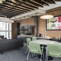 Oficinas SXKM / taller paralelo - Fotografía interior, Interiores De Oficina, Fijación Vigas, Mesas, Sillas, Iluminación