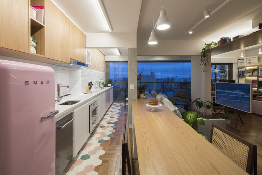 Apartamento LIVI / Plure Arquitetura  - Fotografia de Interiores, Cozinha, Mesa, Bancada, Cadeira, Prateleira, Pia