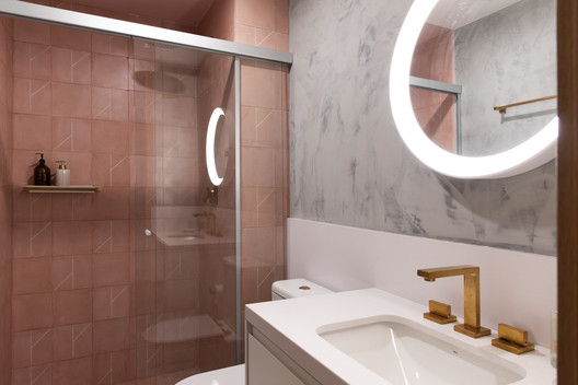 Apartamento LIVI / Plure Arquitetura  - Fotografia de Interiores, Banheiro, Iluminação, Pia, Banheira