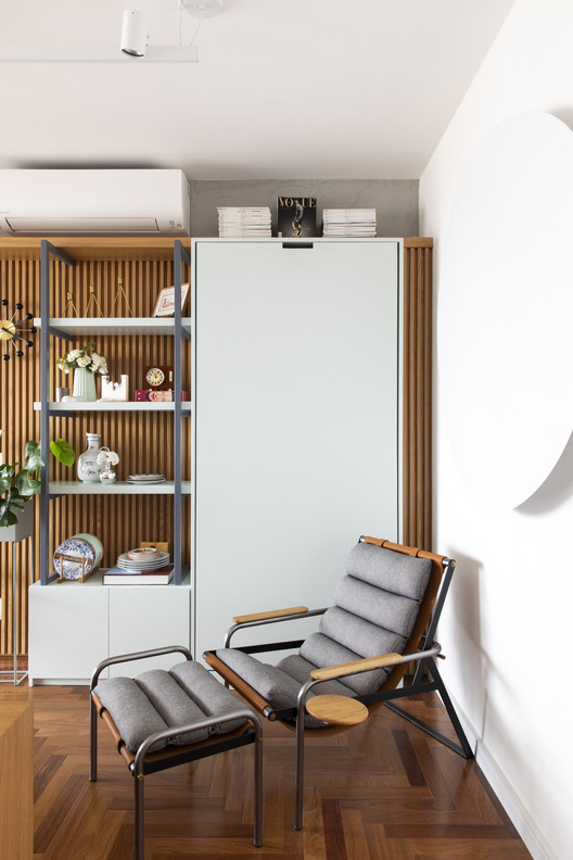 Apartamento LIVI / Plure Arquitetura  - Fotografia de Interiores, Madeira, Prateleira, Cadeira, Viga
