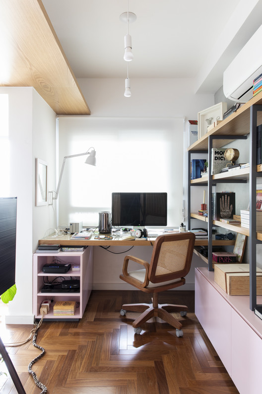 Apartamento LIVI / Plure Arquitetura  - Fotografia de Interiores, Cozinha, Mesa, Prateleira, Cadeira