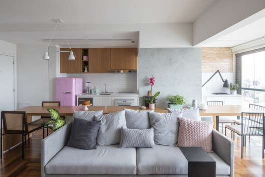 Apartamento LIVI / Plure Arquitetura  - Fotografia de Interiores, Sala de Estar, Sofá, Mesa, Bancada, Cadeira, Janela