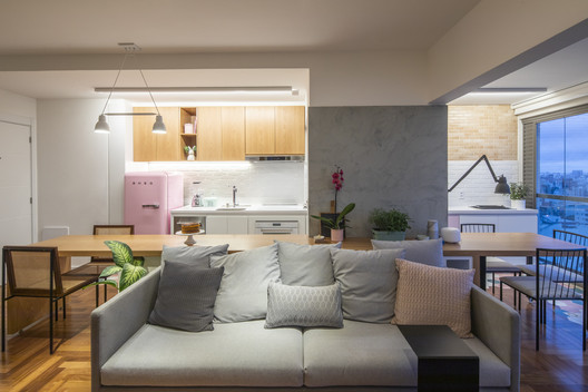 Apartamento LIVI / Plure Arquitetura  - Fotografia de Interiores, Sala de Estar, Mesa, Sofá, Cadeira, Bancada, Janela