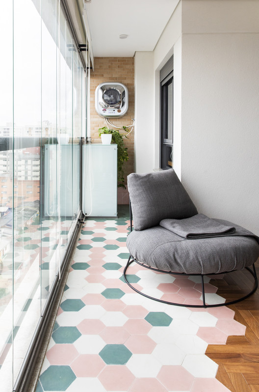 Apartamento LIVI / Plure Arquitetura  - Fotografia de Interiores, Sala de Estar, Porta, Dormitório