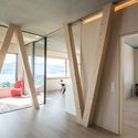 瑞士木屋，V型木柱支撑结构 / AERO Architekten - 室内图, 木头
