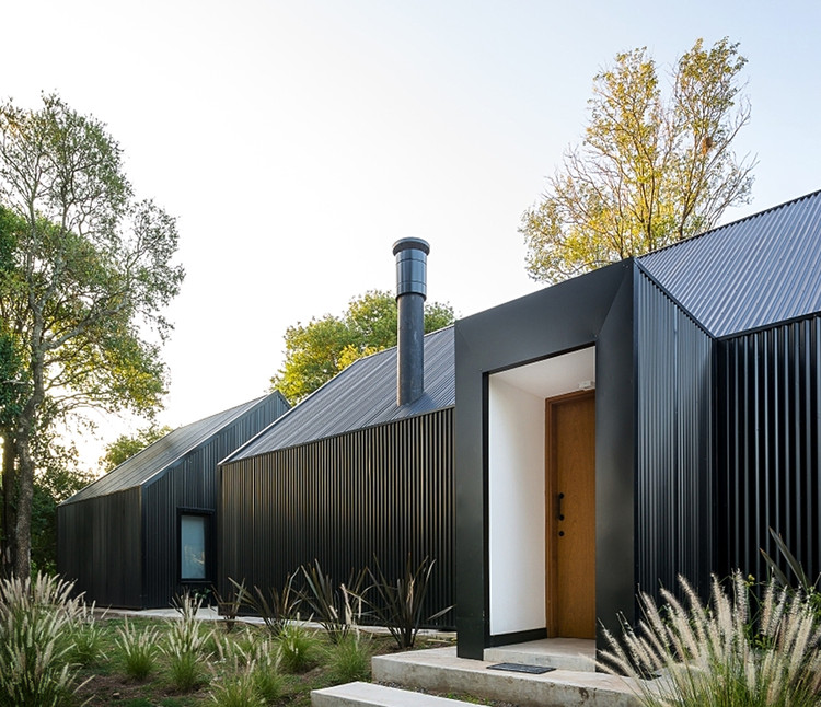 Casas de metal en Argentina: proyectos con revestimiento exterior de chapa , La Negrita / Morini Arquitectos. Image © Gonzalo Viramonte