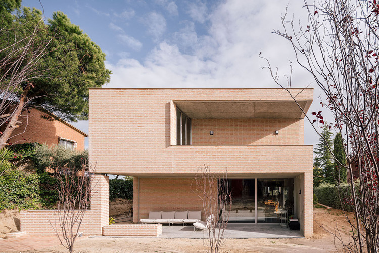 House in Boadilla del Monte / Malu de Miguel - Exterior Photography, Facade, Concrete