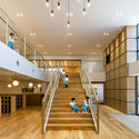 Jardim de Infância EZ / HIBINOSEKKEI + Youji no Shiro + Kids Design Labo - Fotografia de Interiores, Jardim De Infância, Escada
