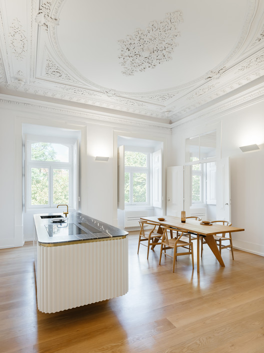 Apartment in Largo do Carmo / Aurora Arquitectos - Interior Photography, Kitchen, Wood