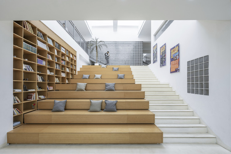 The great steps and three air corridors were visible from the hall. Image © Weiqi Jin