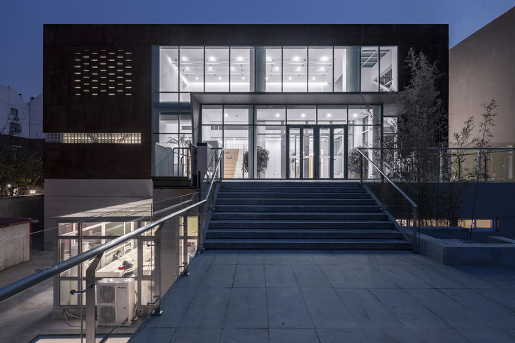 From the open and transparent north entrance, you can see the shape of "garden" in the evening. Image © Weiqi Jin