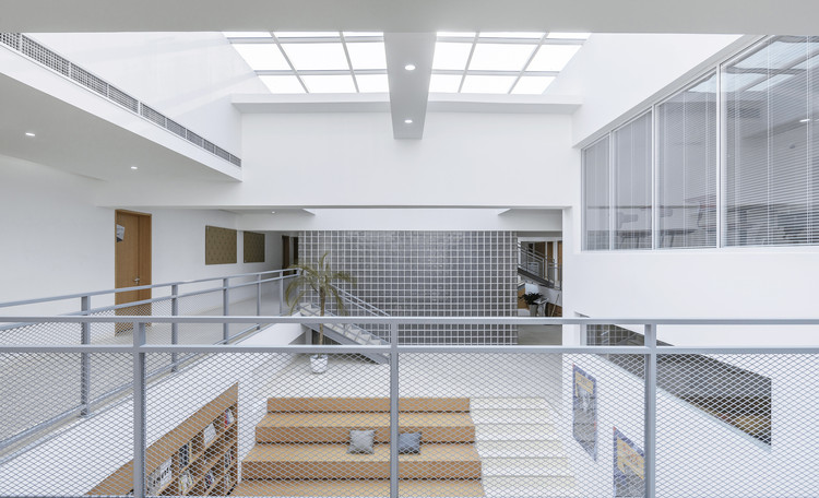 From the air gallery overlooking the great steps and "crystal palace" meeting rooms and verandas on both sides. Image © Weiqi Jin