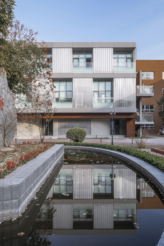 Looking at the building from the landscape pool in the center of the campus. Image © Weiqi Jin