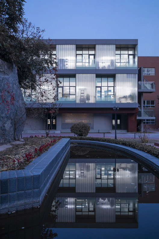 Old pool, new facade. Image © Weiqi Jin