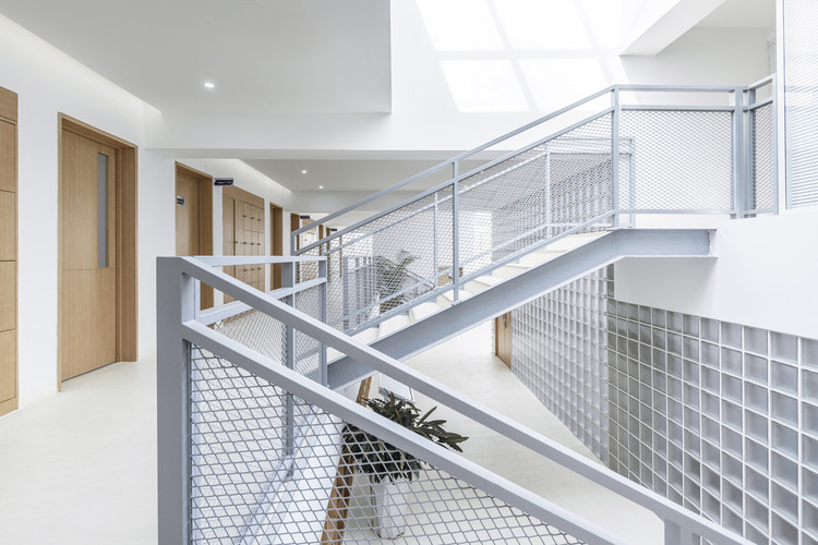 A staircase connects the first mezzanine, the third mezzanine corridor and the third mezzanine. Image © Weiqi Jin