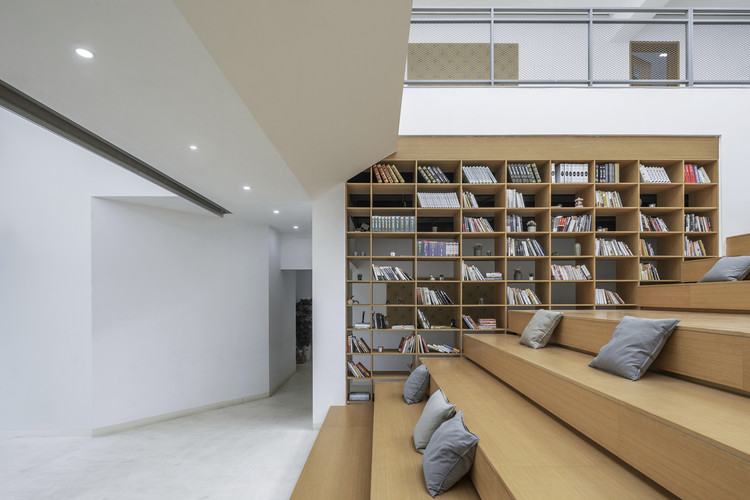 Steps of reading space and "folding gallery" for entering public toilet. Image © Weiqi Jin