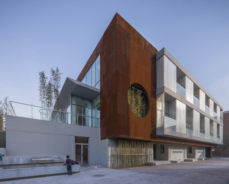 The combination of the "garden" and the building skin makes the skin become a space with thickness. Image © Weiqi Jin