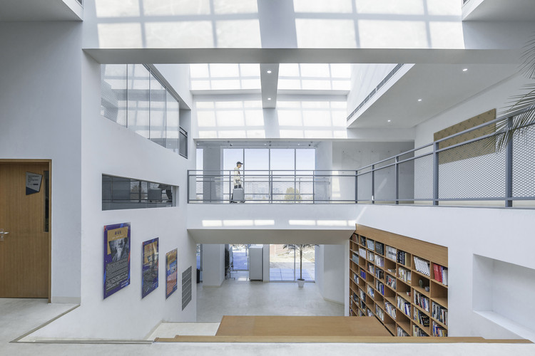 The line of sight can be seen from the mezzanine platform on the second floor through the air gallery to the distant outdoor landscape. Image © Weiqi Jin