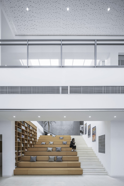 There is a hall to see the large steps and the three-story sky corridor. Image © Weiqi Jin
