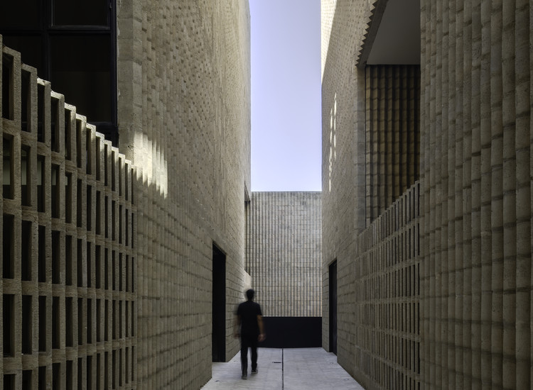 第勒尼安海86号住宅，垂直体量的光影 / Taller Frida Escobedo - 更多图片