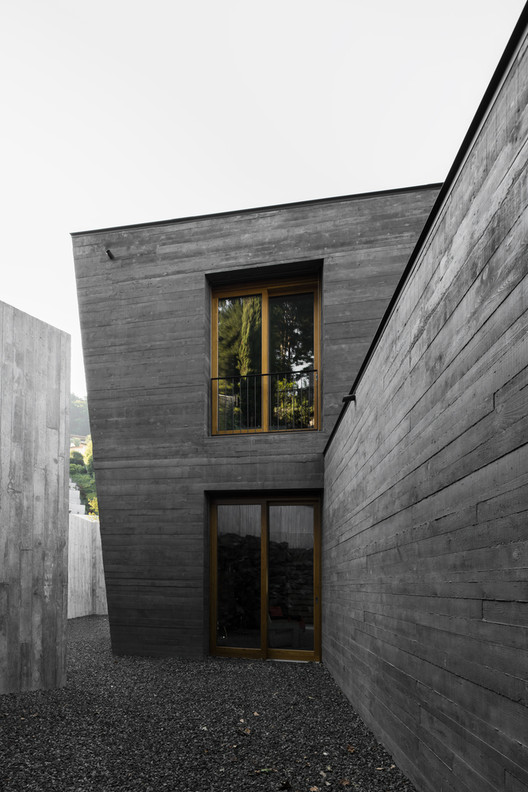 How Black Concrete is Made (and its Application in 7 Projects) - Image 4 of 11