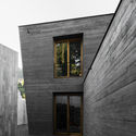 How Black Concrete is Made (and its Application in 7 Projects) - Imagen 3 de 4