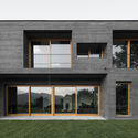 How Black Concrete is Made (and its Application in 7 Projects) - Imagen 1 de 4
