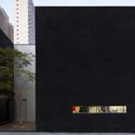 How Black Concrete is Made (and its Application in 7 Projects) - Imagen 2 de 4