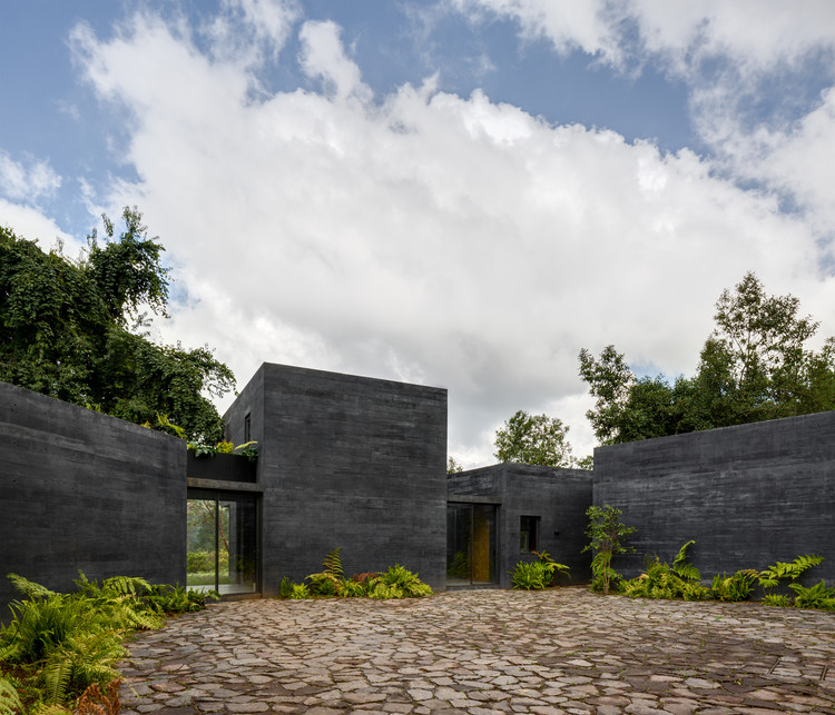 How Black Concrete is Made (and its Application in 7 Projects) - Image 7 of 11