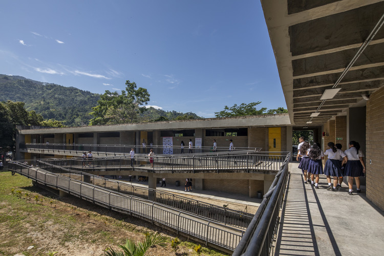 Instituto Integrado de Comercio Camilo Torres / CONTRAPUNTO Taller de Arquitectura - Fotografía exterior