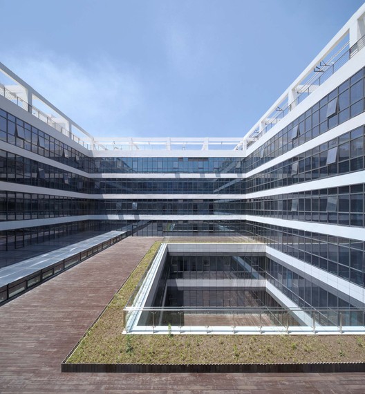 Centro Médico Público de Nanjing / Lemanarc SA Centro Médico Público de Nanjing / Lemanarc SA - Fotografía exterior, Patio interior