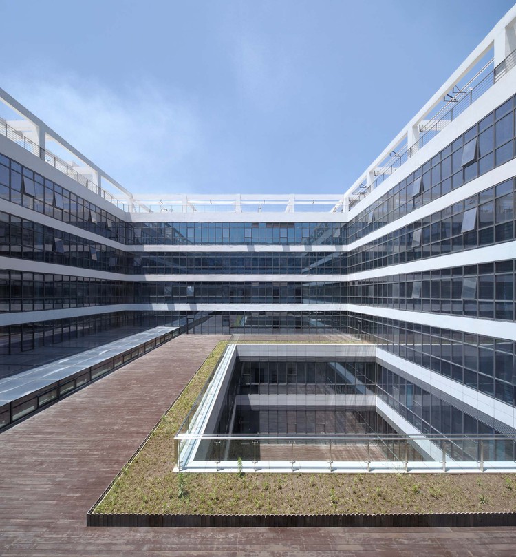 Centro Médico Público de Nanjing / Lemanarc SA - Fotografía exterior, Patio interior