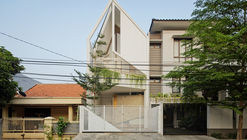 Residencia Trow / DELUTION