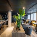 Ñato 餐厅 / AR Arquitectos - 室内图, 餐厅, 桌子, 灯, 椅子