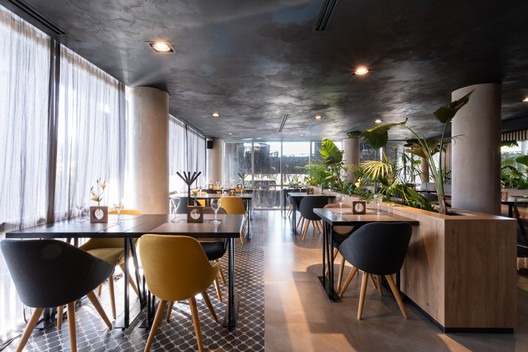 Ñato 餐厅 / AR Arquitectos Ñato 餐厅 / AR Arquitectos - 室内图, 餐厅, 桌子, 椅子, 视窗