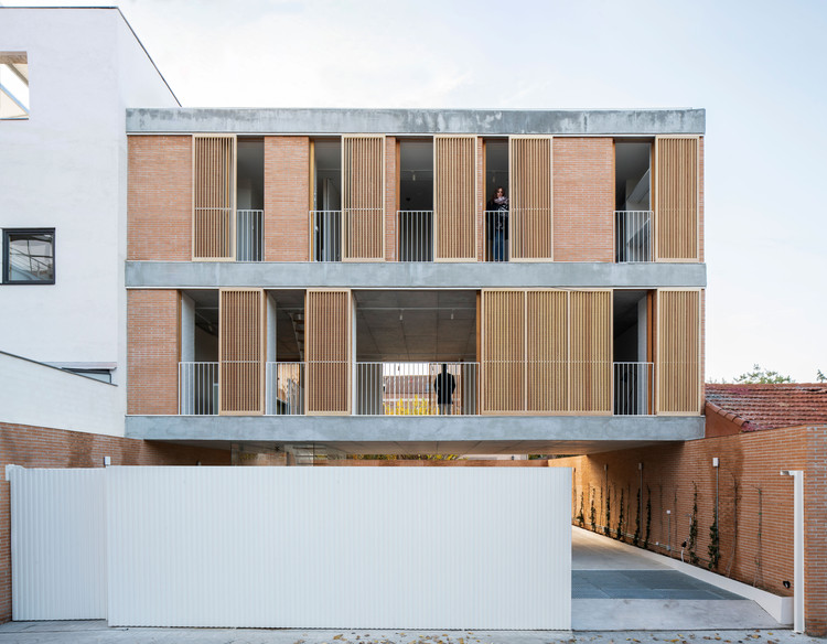 Casa sobre un patio / Ayllón Paradela Deandrés Arquitectos - Fotografía interior, Ventanas, Fachada