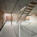 Casa sobre un patio / Ayllón Paradela Deandrés Arquitectos - Fotografía interior, Escaleras, Fijación Vigas, Barandas